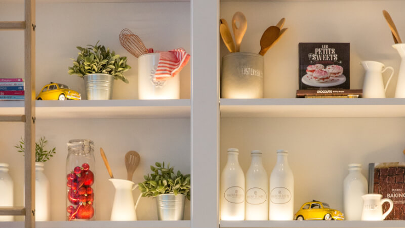 cocina con isla iluminada por armadura LED