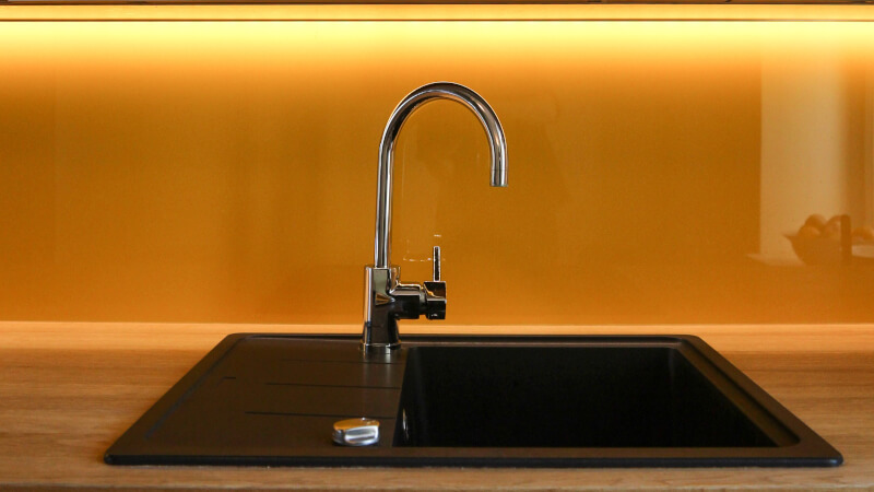 encimera de cocina con iluminaci&oacute;n en el mueble superior