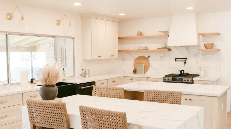 cocina con downlights en el techo