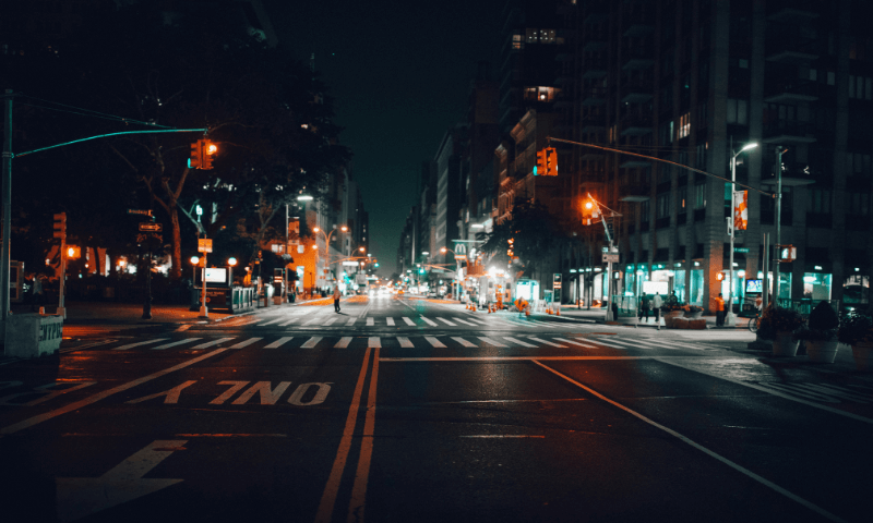 calle con tiendas y carteles iluminados por la noche