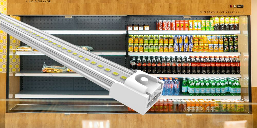 Supermarket refrigerated shelf with drinks and sandwiches, featuring a LED lighting bar for displays.
