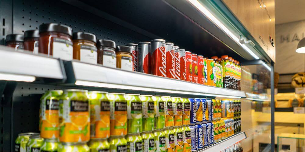 Expositor de bebidas refrigerado e iluminado con barra LED