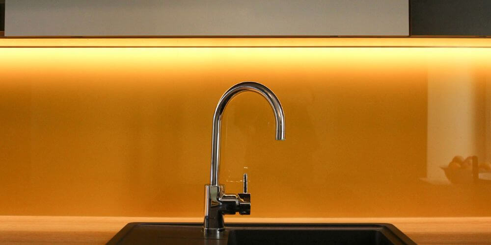 Plan de travail de la cuisine éclairé par une barre LED