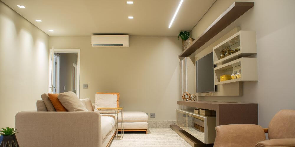 Salle de télévision avec des downlights carrés installés au plafond