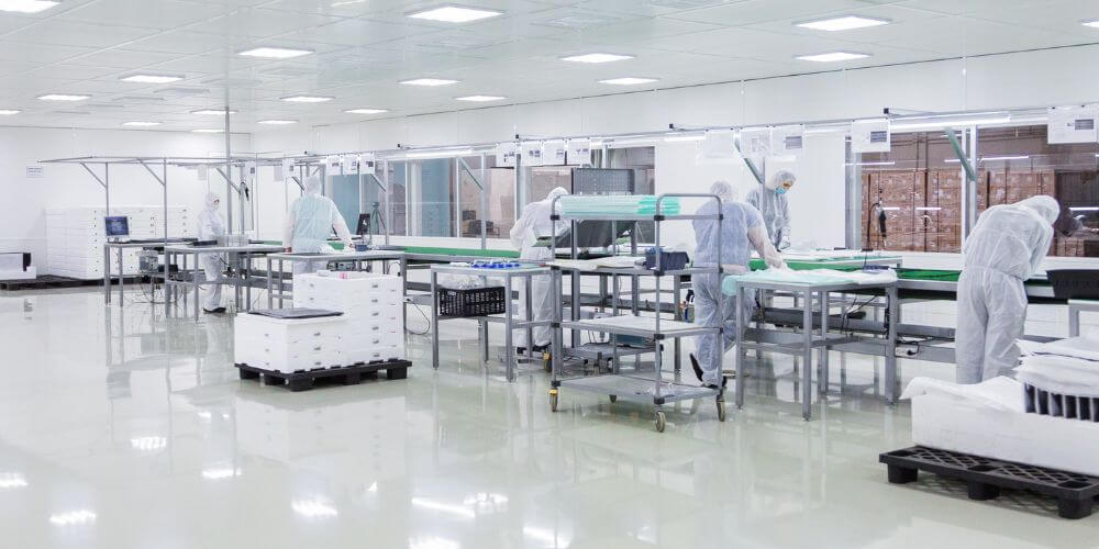 Laboratoire industriel avec des panneaux LED LGP intégrés au plafond
