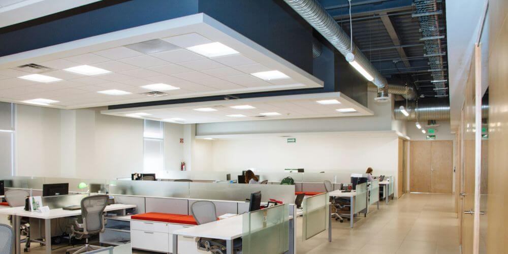 Bureau avec plafond modulaire et éclairage par panneaux LED LGP
