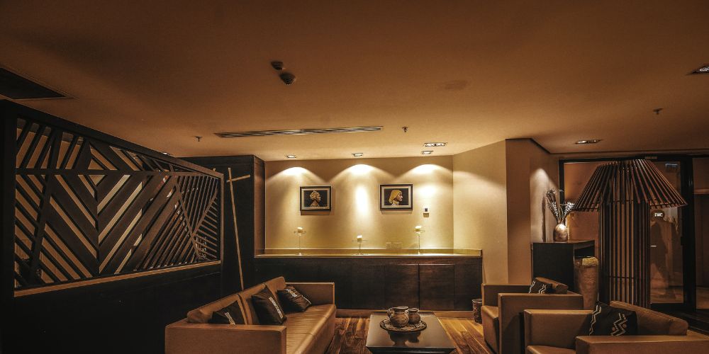 Salon avec éclairage d'accentuation grâce aux images au mur