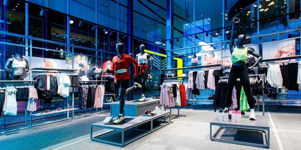 Magasin de sport éclairé par des projecteurs de piste