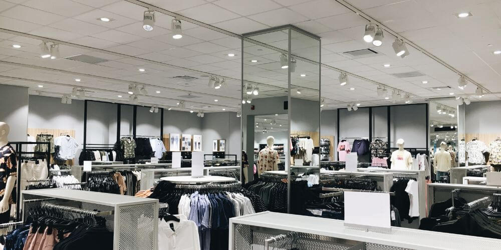 Magasin de vêtements éclairé par des projecteurs sur rail