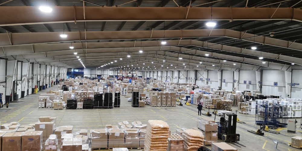 entrepôt éclairé avec des cloches Dynamic